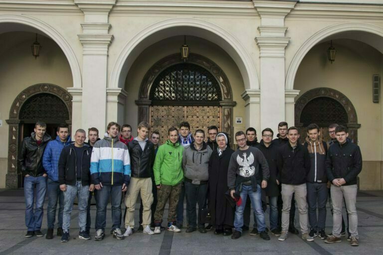 Maturzyści u stóp Matki Bożej w Częstochowie