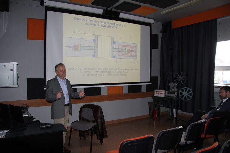 Wykład o zastosowaniu cieczy magnetycznych w technice