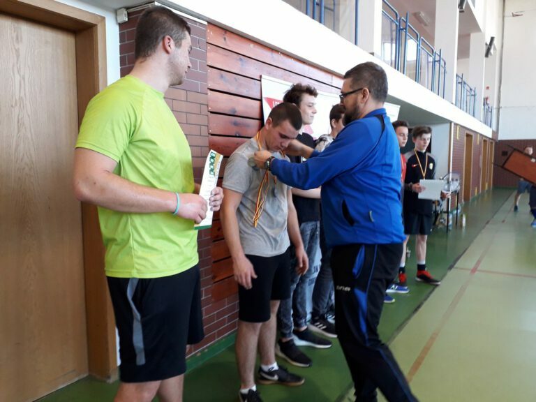 Mistrzostwa powiatu leszczyńskiego w drużynowym badmintonie dziewcząt i chłopców