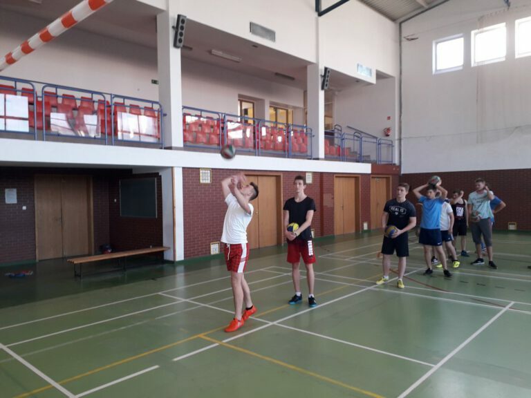 Nauka gry w Fistball w ramach Tygodnia Profilaktyki „ZDROWY STYL ŻYCIA”w naszej szkole.
