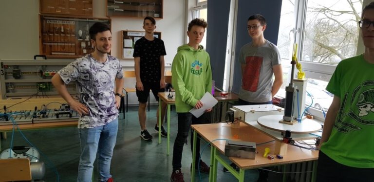 WYRÓŻNIONE, PRAKTYCZNE PROJEKTY UCZNIÓW NASZEJ SZKOŁY