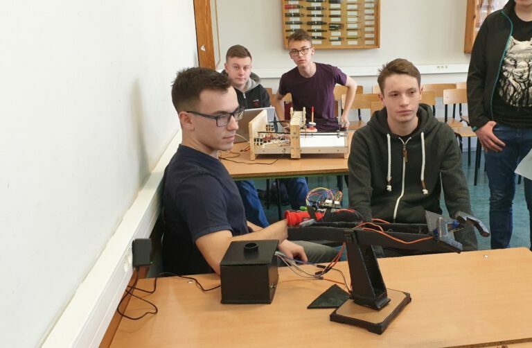 WYRÓŻNIONE PRAKTYCZNE PROJEKTY UCZNIÓW KLASY 2TM
