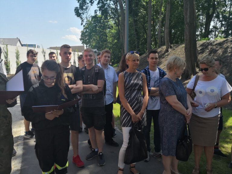 ODSŁONIĘCIE WYSTAWY NA ALEJACH JULIUSZA SŁOWACKIEGO W LESZNIE I SPOTKANIE AUTORSKIE Z NAVALEM.