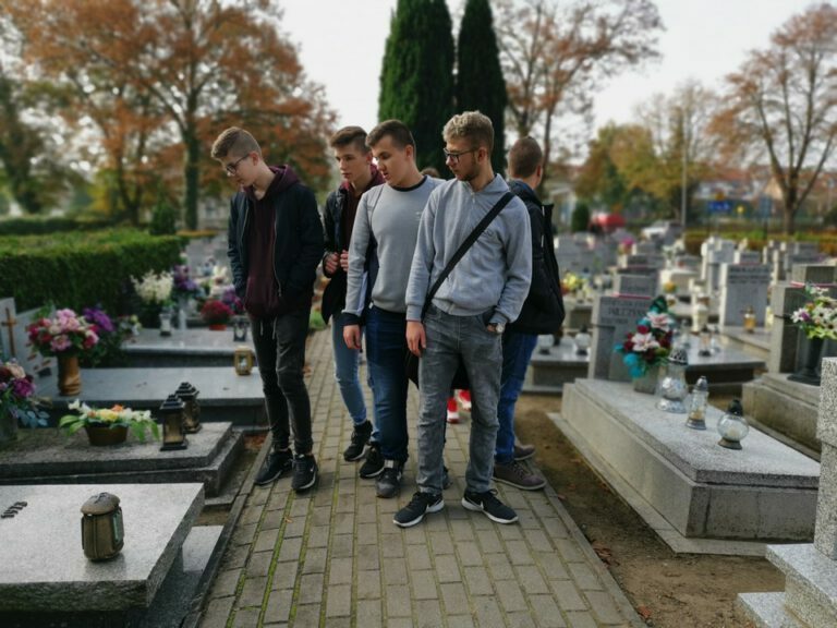 Na leszczyńskim cmentarzu i bowling