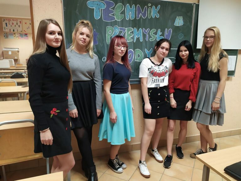 Uczennice z klasy 2TEO” rozszyły się” na zajęciach
