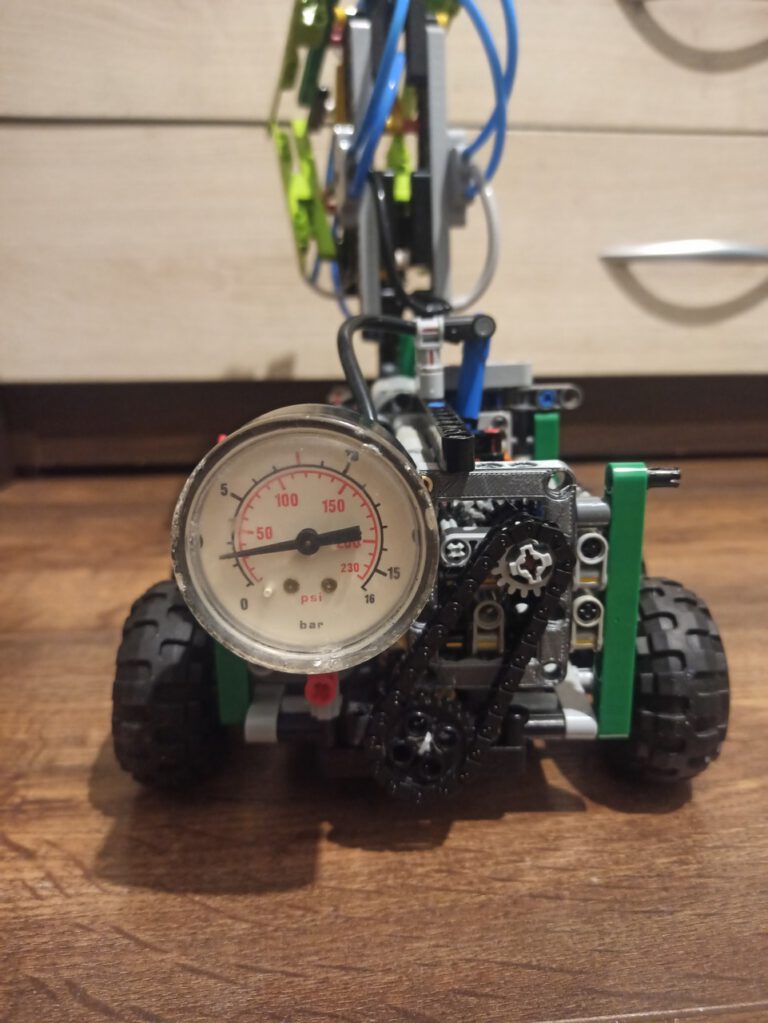 ELEKTROPNEUMATYCZNY POJAZD ROBOTYCZNY MATEUSZA WOJCIECHOWSKIEGO Z 2TM1