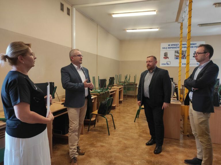 Firma KSB Polska przekazała kolejną partię sprzętu naszej szkole