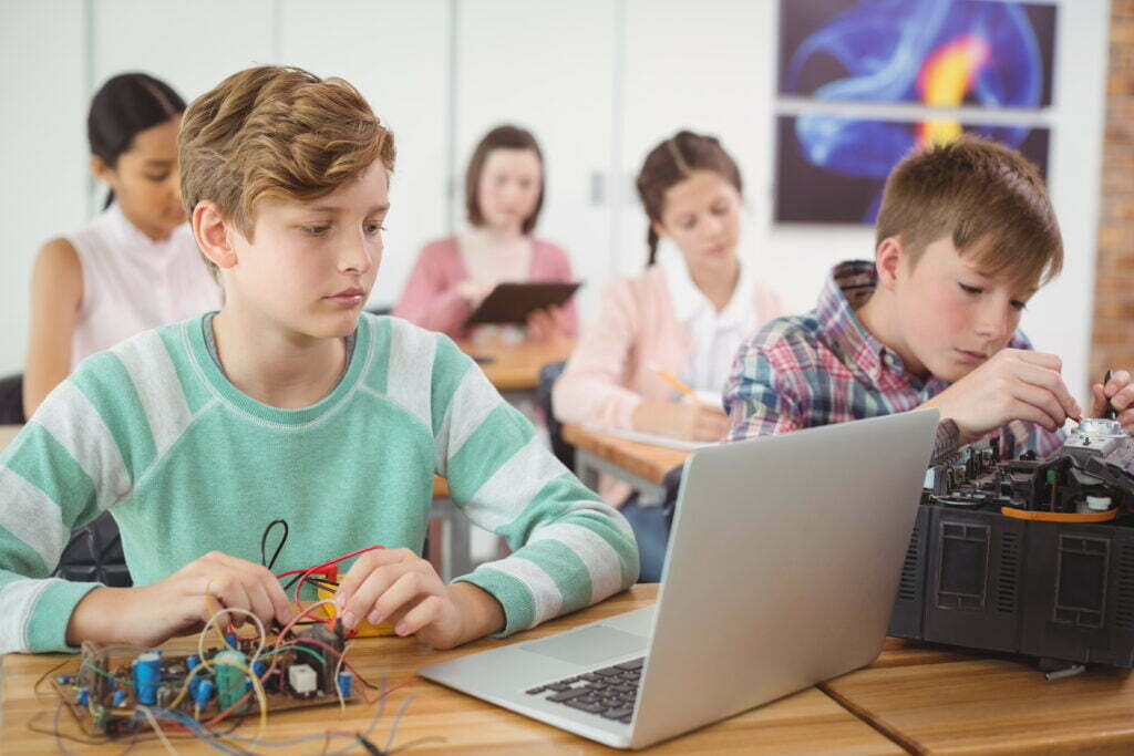 Młodzi technicy w ZST-CKZiU podczas projektów