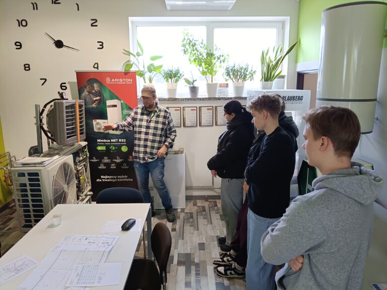 Uczniowie Zespołu Szkół Technicznych z wizytą w firmie Instaltop