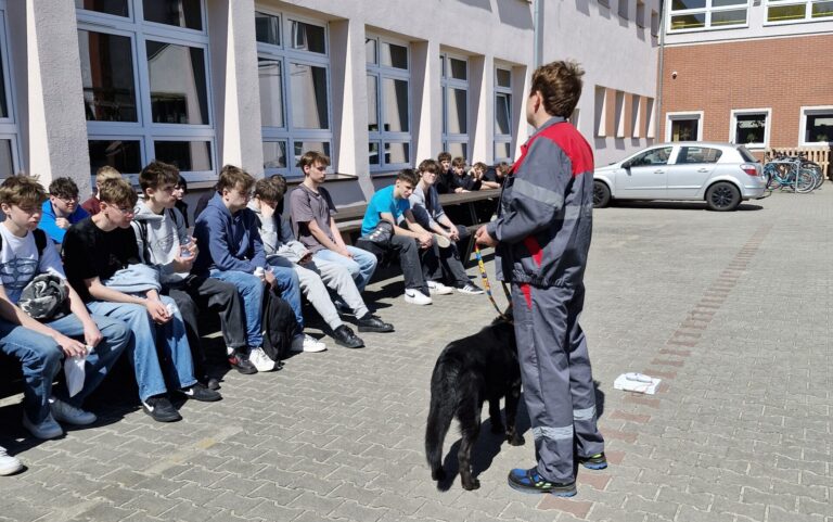 Wdzięczność, empatia i odpowiedzialność – wyjątkowa lekcja uczniów klasy 1TI